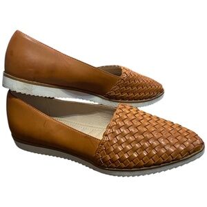 Adrienne Vittadini Vegan cognac woven pointed toe loafer. Sz 8